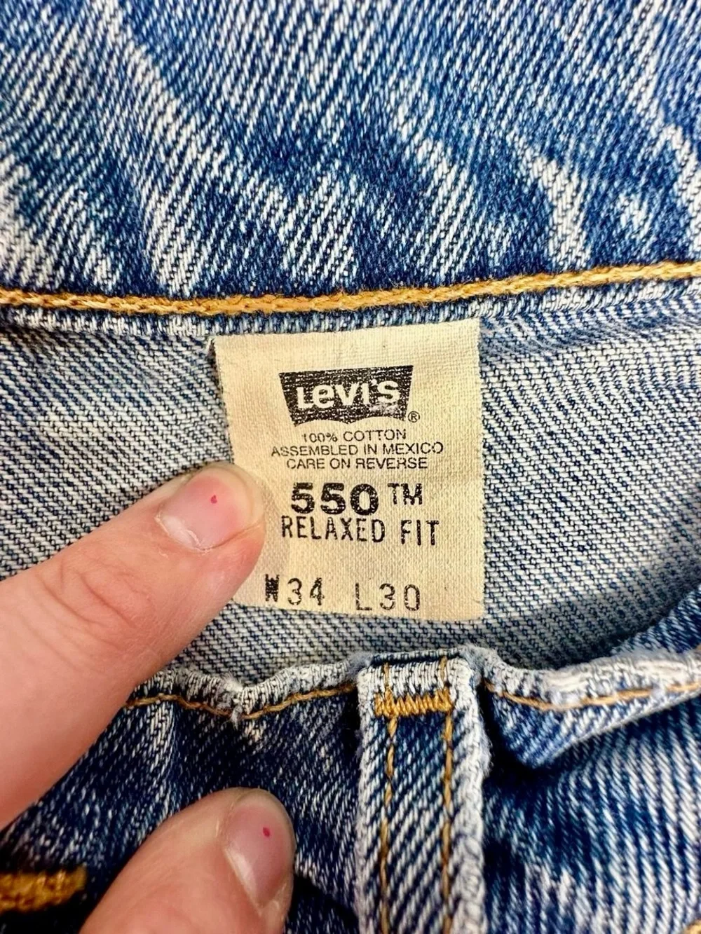 Vintage 90s Levi’s 550 Relaxed Fit Light Wash Jeans